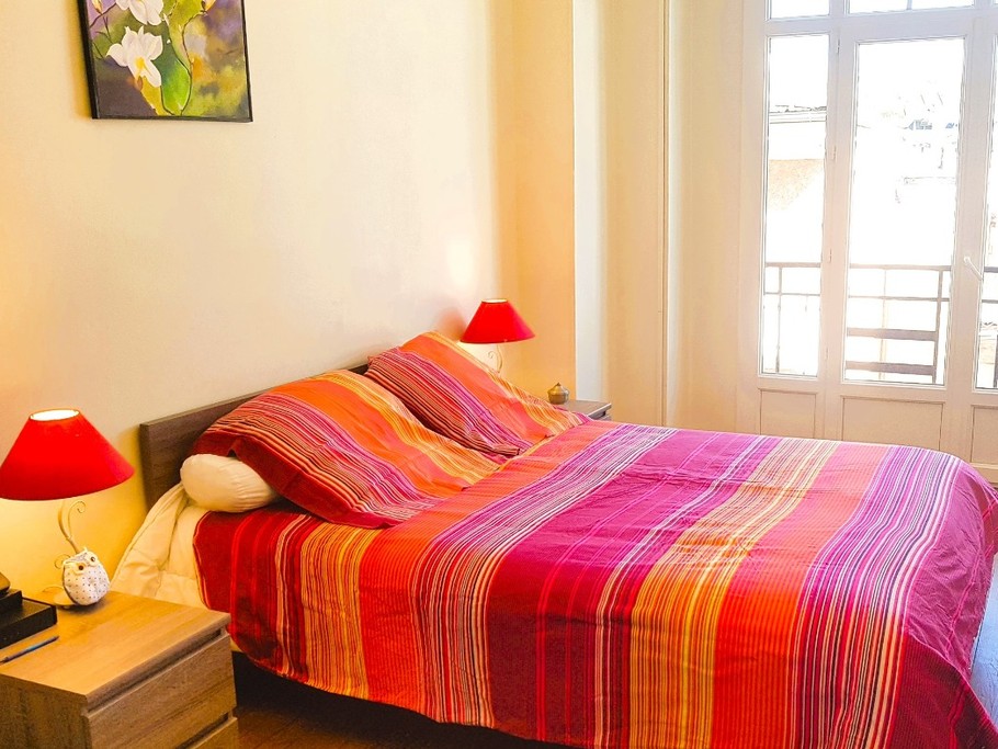 Chambre 1 avec placard et petit bureau