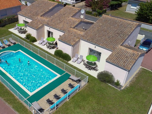 La piscine sécurisée et chauffée vue du ciel, Les Trémières à Bourcefranc-le-Chapus en Charente maritime
