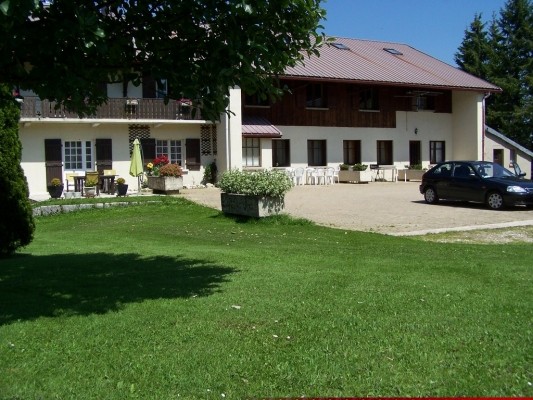 appartement au rez de chaussée dans corps de ferme rénové.Grand terrain de jeu à votre disposition.