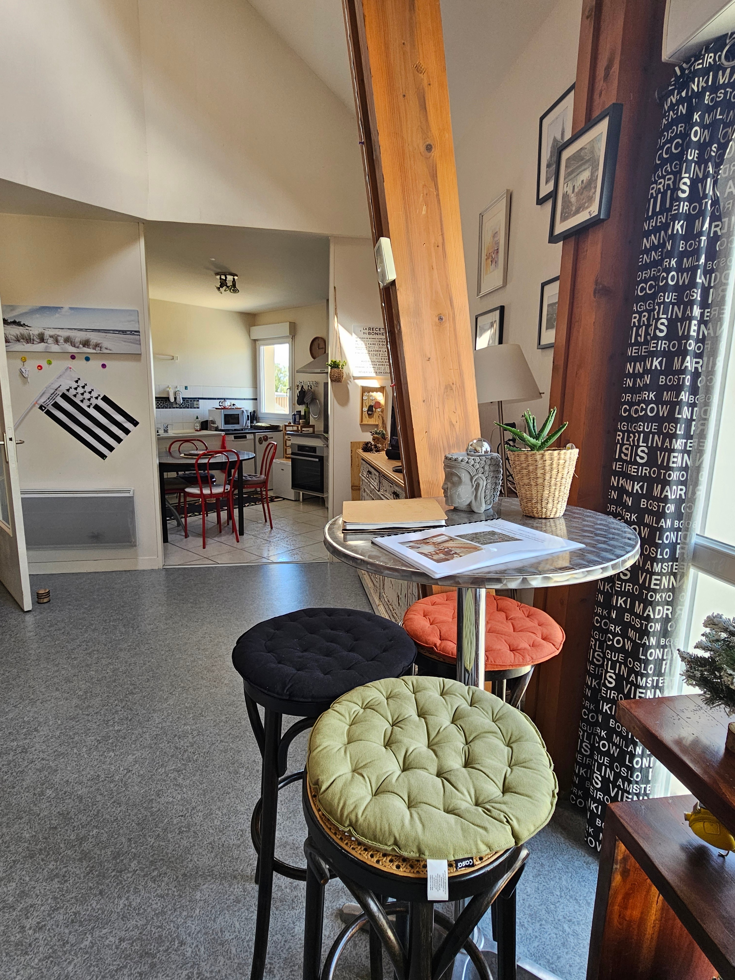 Pièce de vie très agréable, haute de plafond et lumineuse avec salon et bureau. Cuisine ouverte.