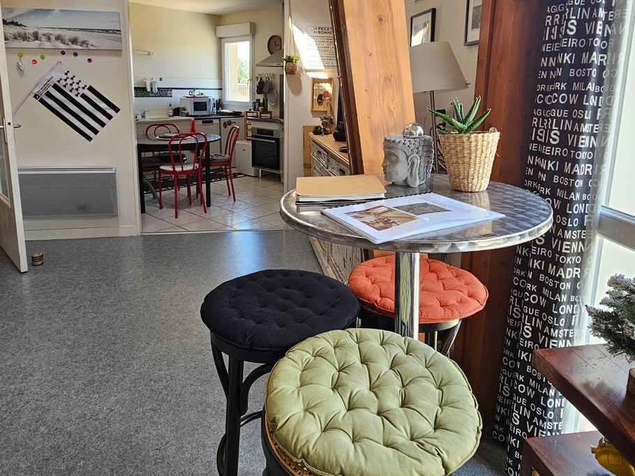 Pièce de vie très agréable, haute de plafond et lumineuse avec salon et bureau. Cuisine ouverte.