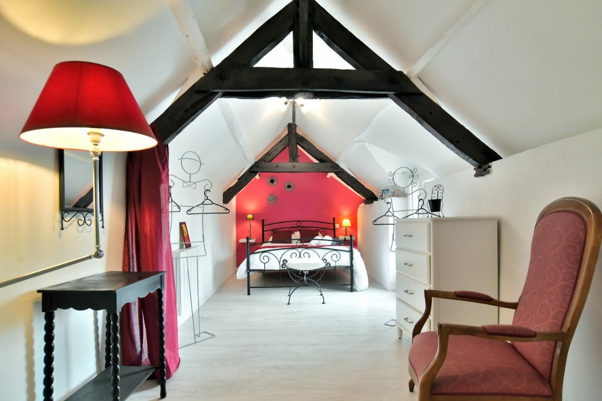 Chambre "Framboise" pour 2 personnes (lit 140x190 cm). Très charmante et spacieuse chambre mansardée avec coin lavabo.