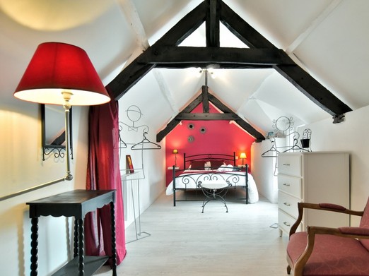 Chambre "Framboise" pour 2 personnes (lit 140x190 cm). Très charmante et spacieuse chambre mansardée avec coin lavabo.
