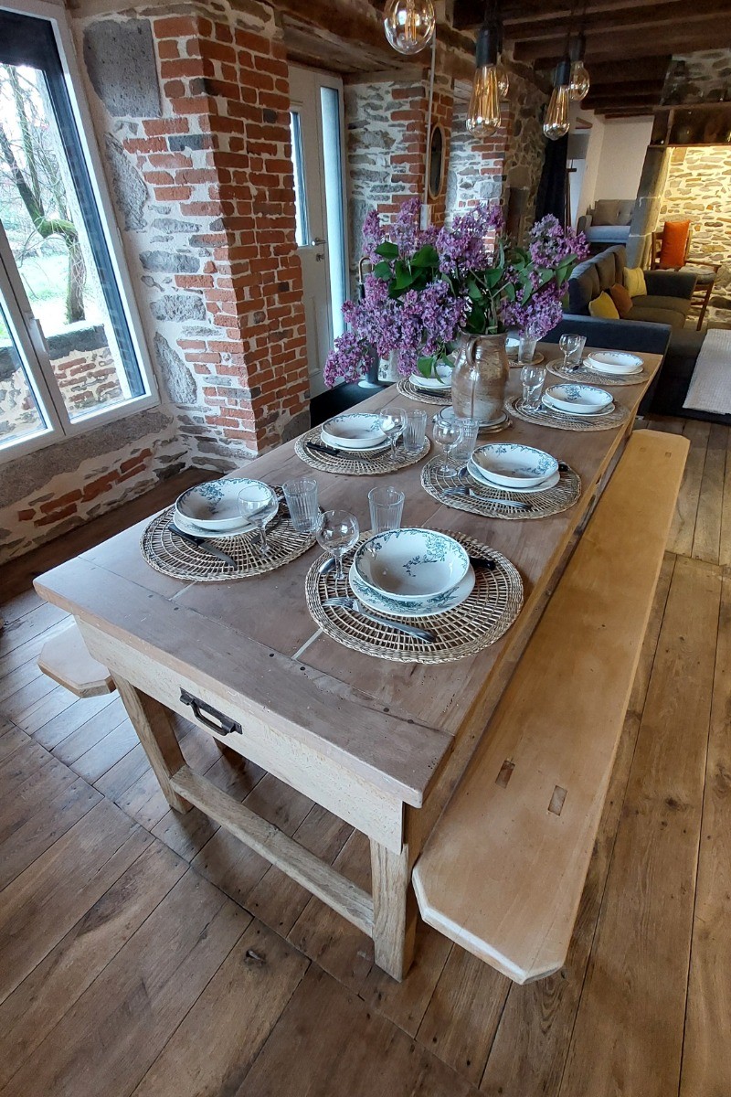 Prenez votre repas sur la magnifique table de ferme
