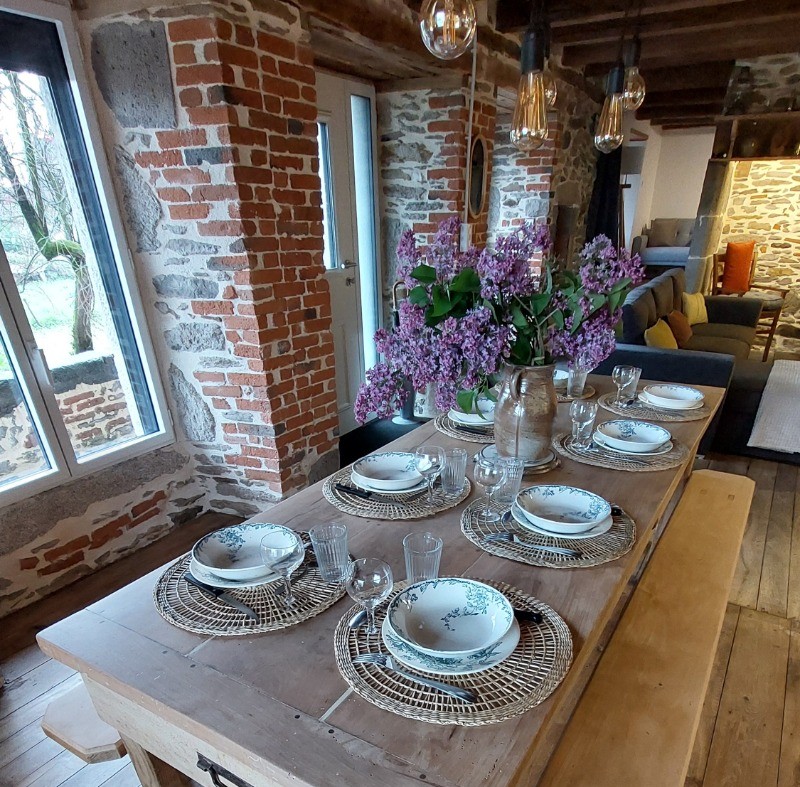 Prenez votre repas sur la magnifique table de ferme