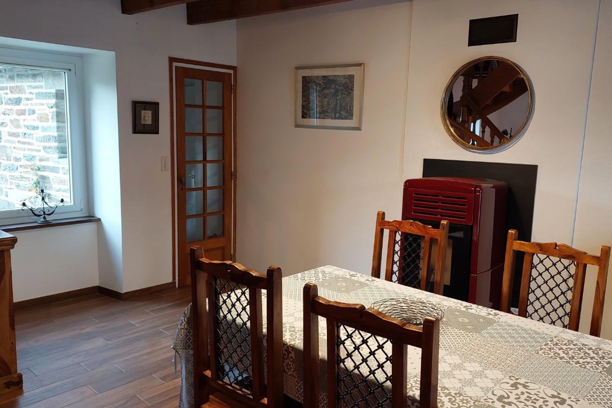 salle à manger - LE MILIN DU, DE 4 A 5 PERSONNES - AU COEUR VILLAGE DE GOUAREC ENTRE LE MORBIHAN ET LES CÔTES D'ARMOR - BRETAGNE -