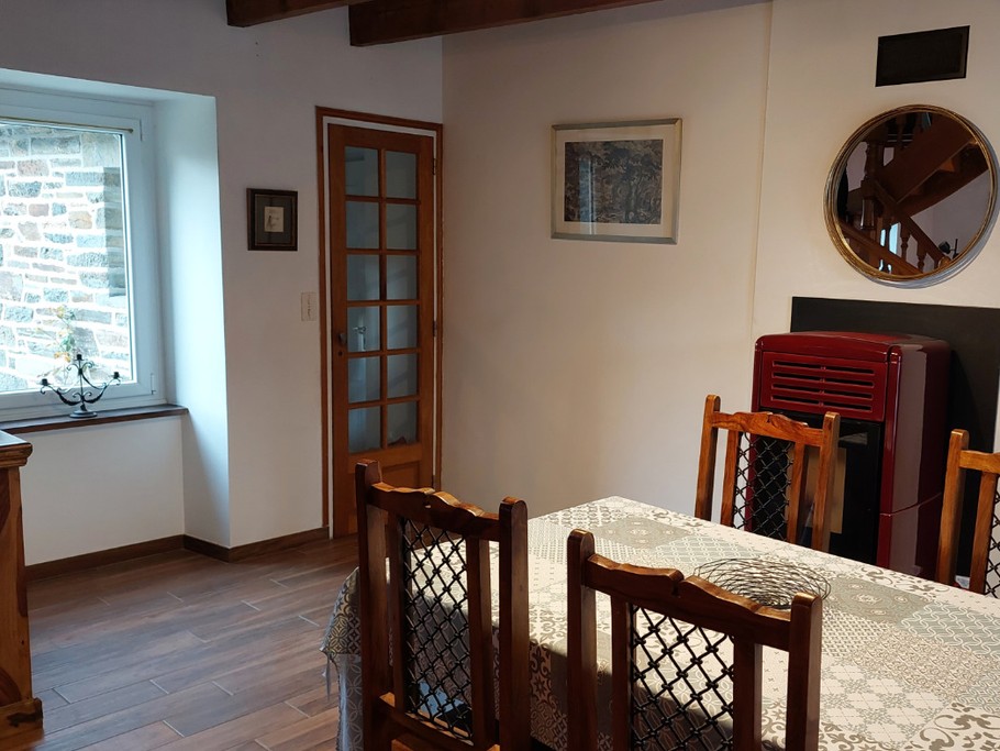 salle à manger - LE MILIN DU, DE 4 A 5 PERSONNES - AU COEUR VILLAGE DE GOUAREC ENTRE LE MORBIHAN ET LES CÔTES D'ARMOR - BRETAGNE -