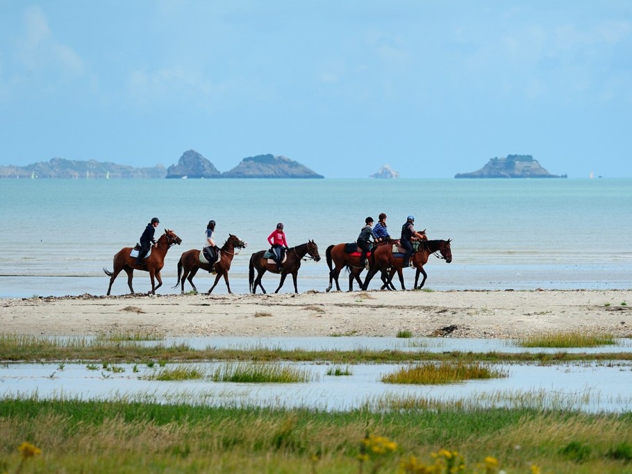 Balade à cheval sur la grève à Saint-Méloir-des-Ondes.