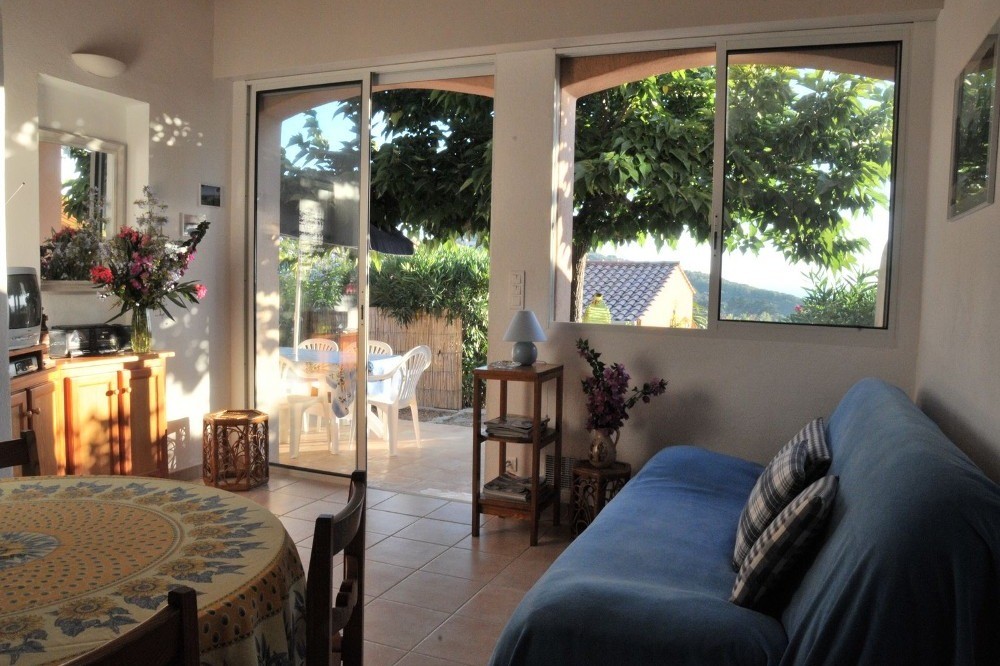 Salon ouvert sur terrasse