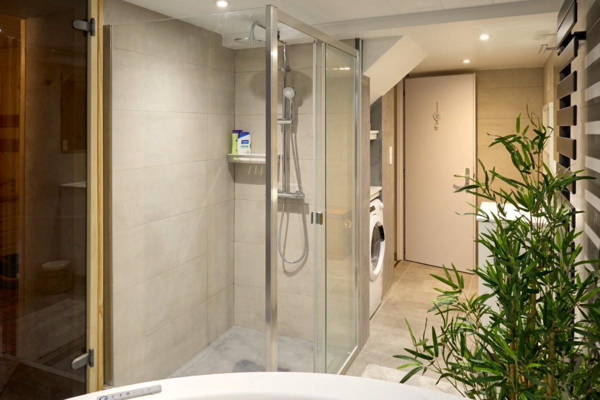 Salle de bain RDC avec douche italienne, baignoire balnéo et sauna - Gîte Escapade Vosgienne Celles-sur-Plaine, Vosges