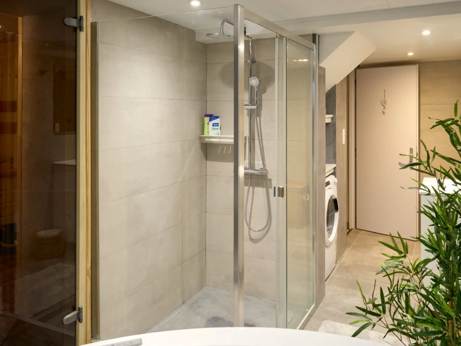 Salle de bain RDC avec douche italienne, baignoire balnéo et sauna - Gîte Escapade Vosgienne Celles-sur-Plaine, Vosges