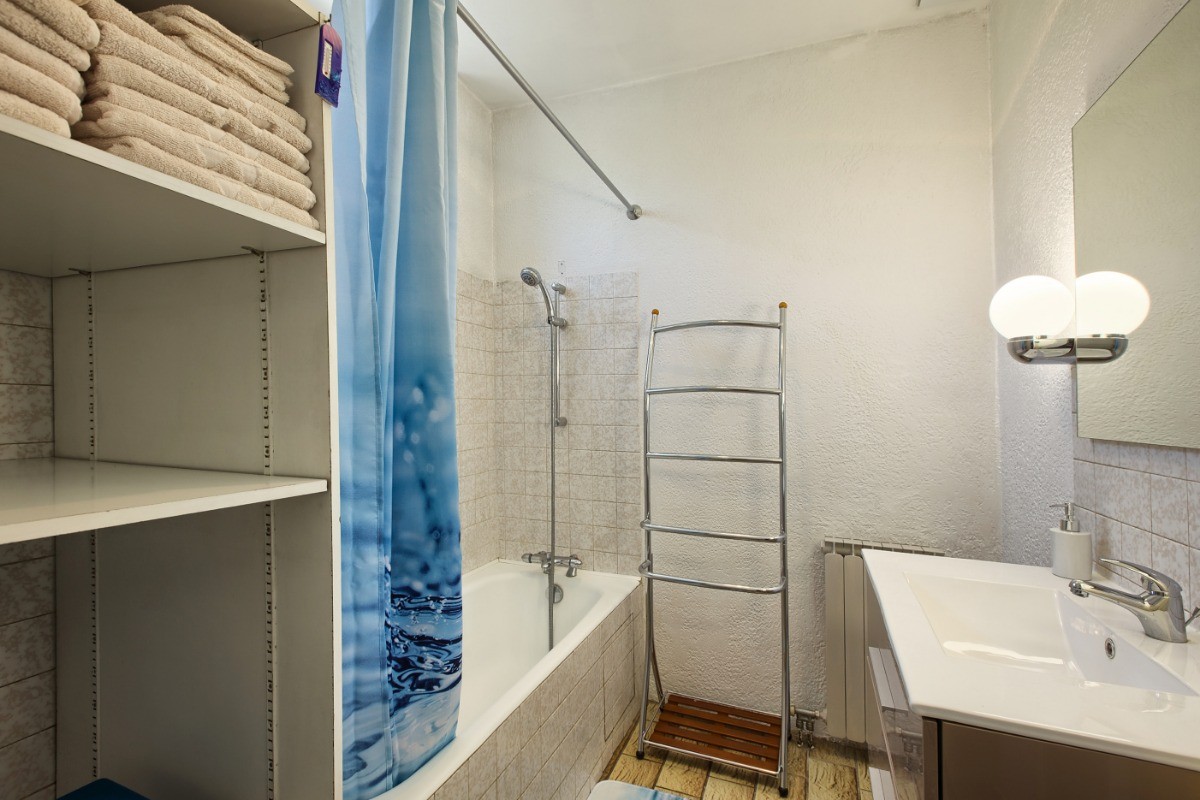 Salle de bain avec rangements et sèche cheveux