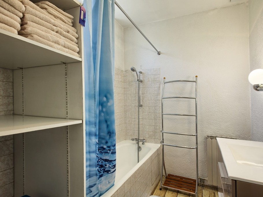 Salle de bain avec rangements et sèche cheveux
