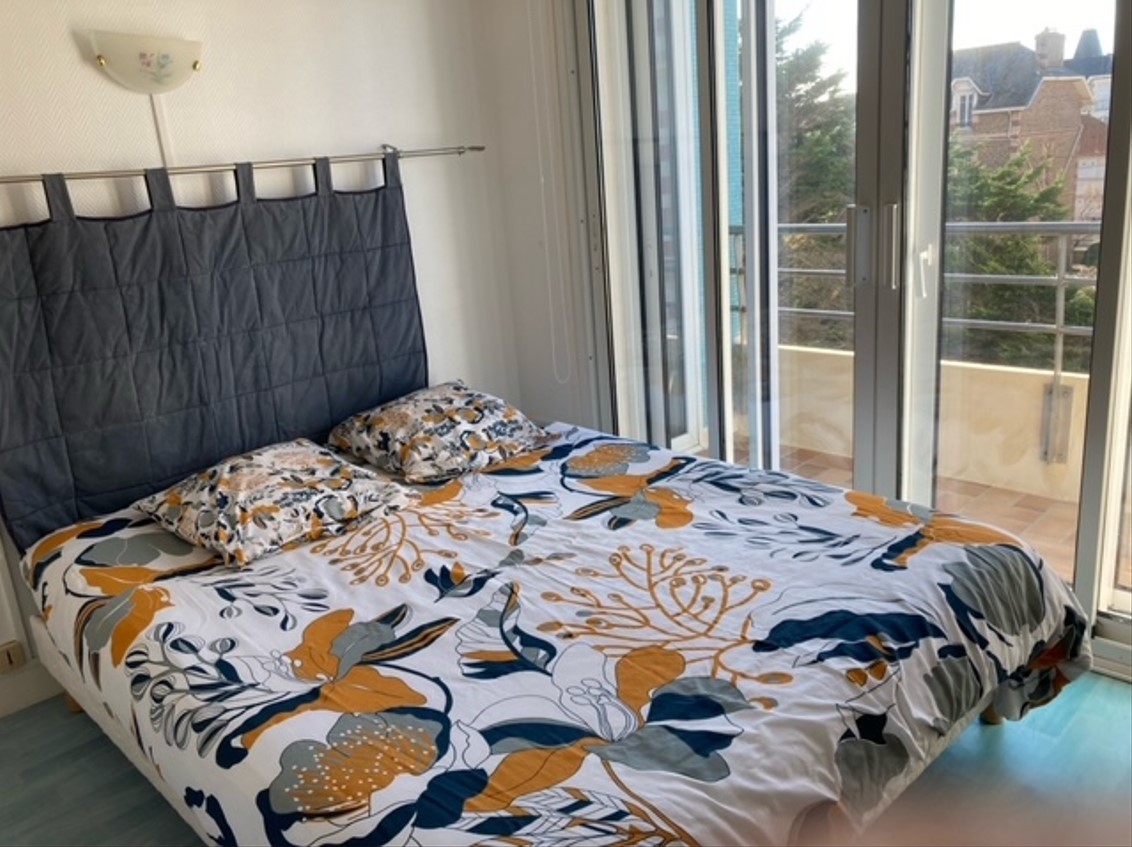 Chambre pour 2 personnes (lit 180 cm) avec bureau et rangements. Accès balcon et vue mer.