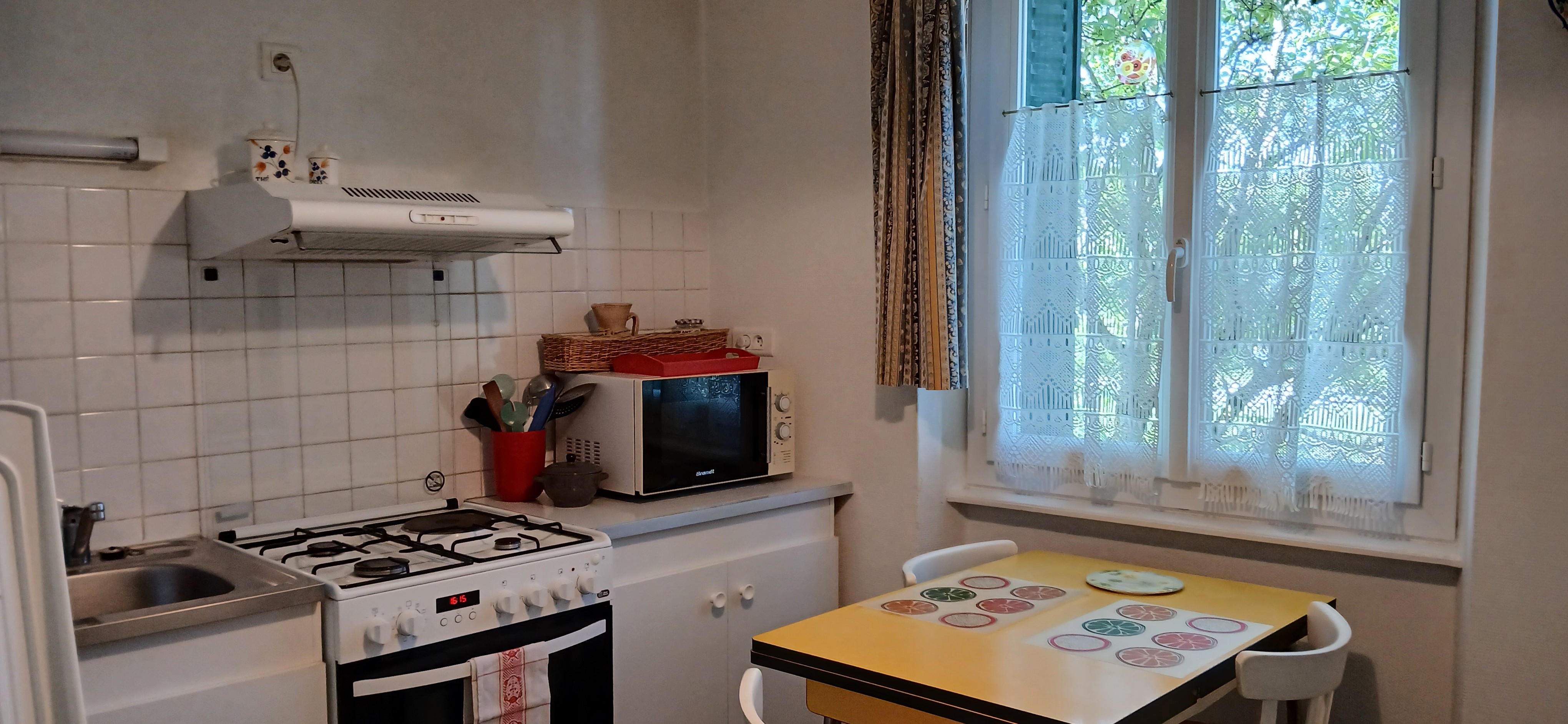 Gîte "Les Châtaigniers", Sarcenat, Orcines, Puy de Dôme, Auvergne - Cuisine