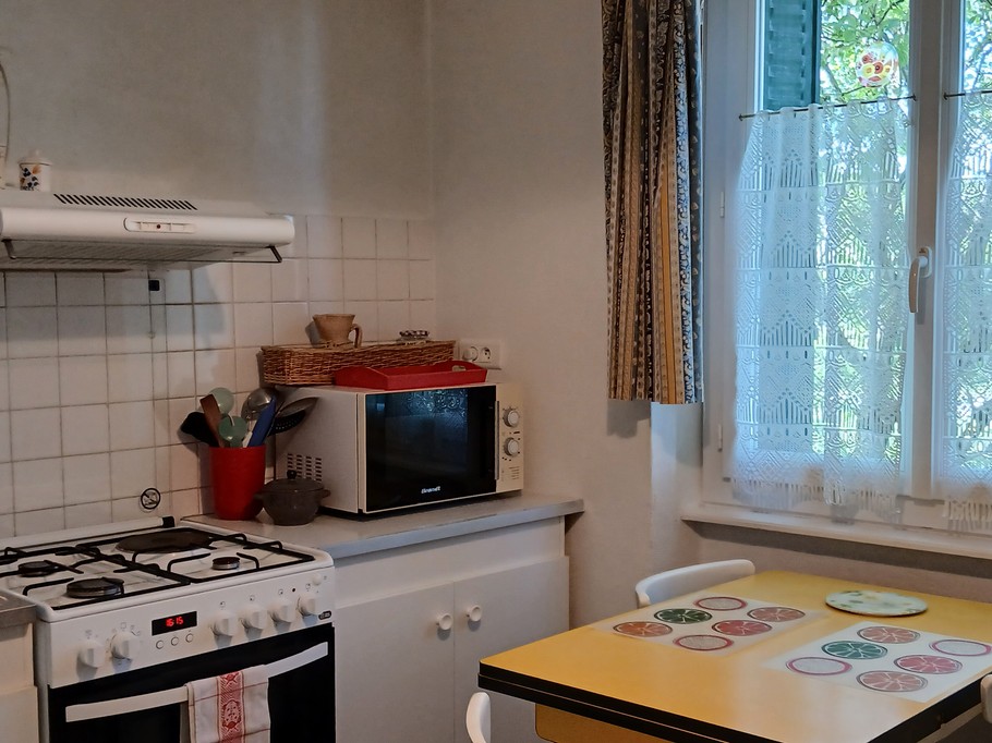 Gîte "Les Châtaigniers", Sarcenat, Orcines, Puy de Dôme, Auvergne - Cuisine