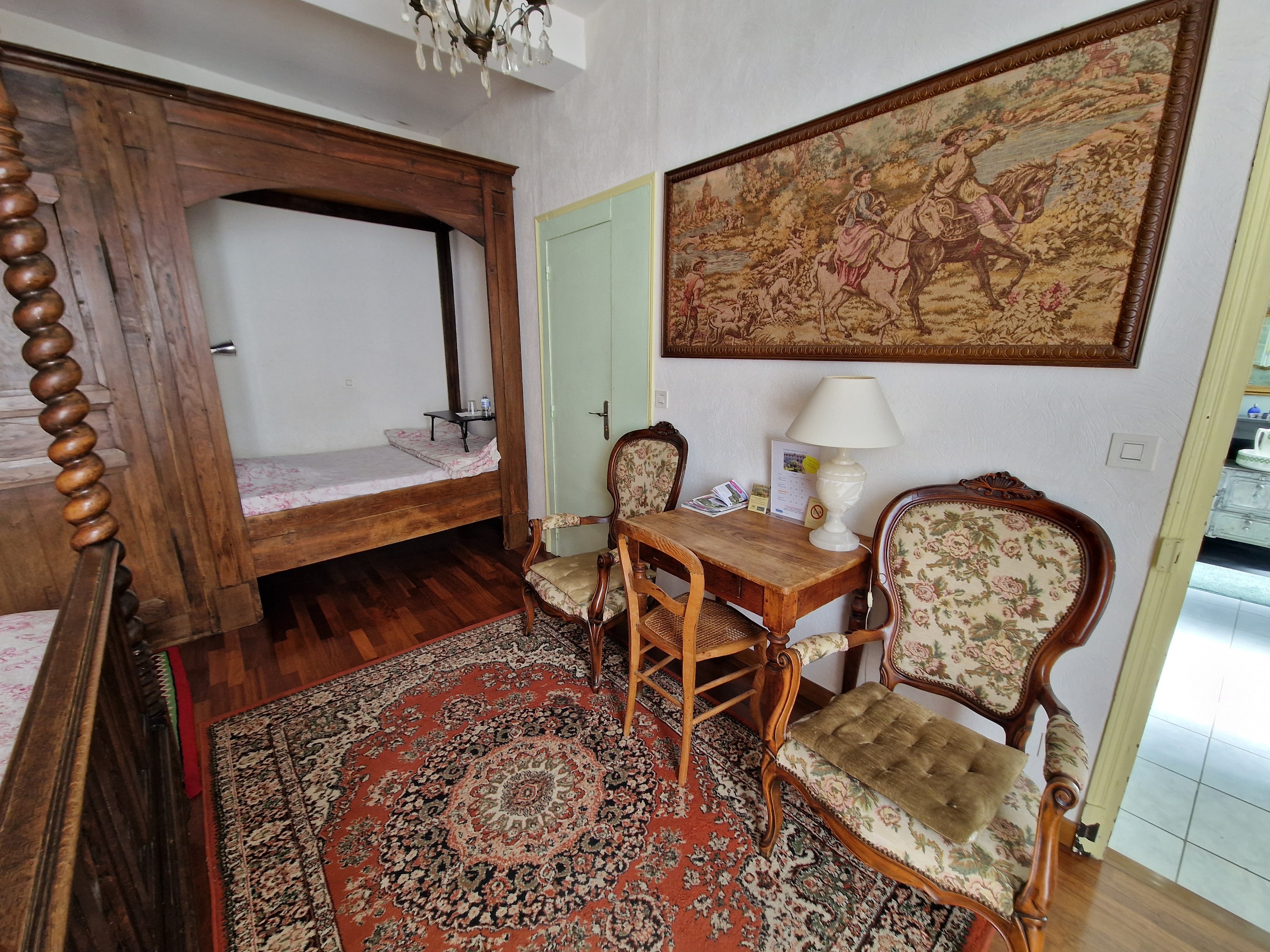Entrée et lit alcôve  - Chambres d'hôtes Le Val du Roy