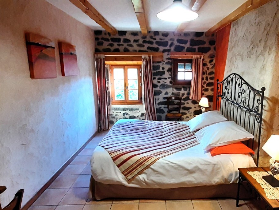 2ème étage - Chambre Le Pigeonnier - 1 lit double en 160 cm x 200 cm.