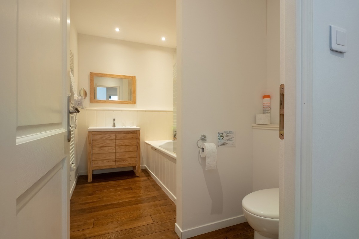 Salle de bains - Inter communicante avec chambre N° 2