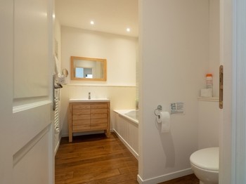 Salle de bains - Inter communicante avec chambre N° 2