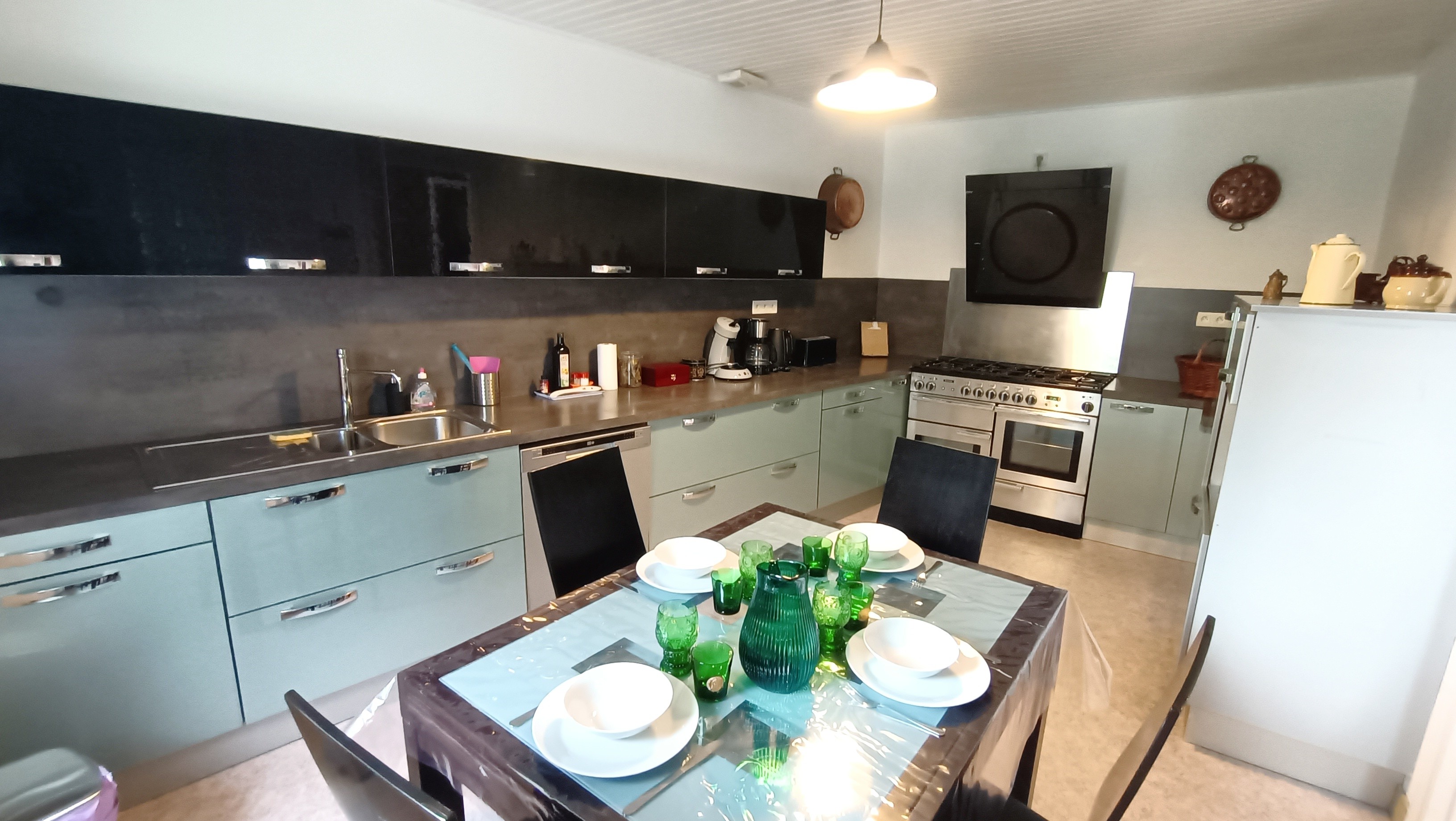 cuisine équipée avec piano de cuisson, frigo, congélateur, micro ondes, bouilloire, cafetière filtre et cafetière Senseo, lave vaisselle