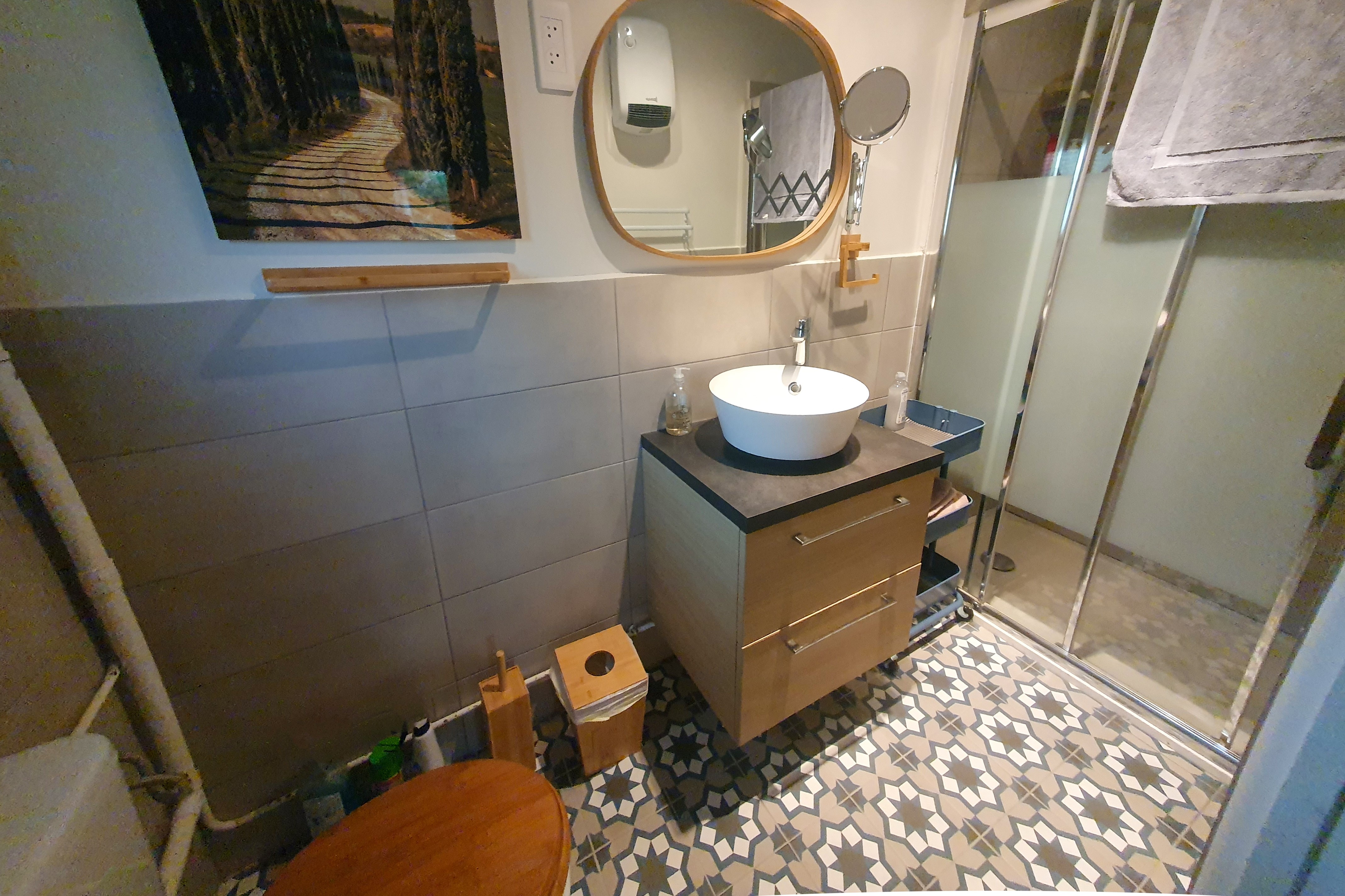 La salle d'eau avec douche italienne et fenêtre