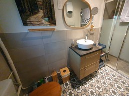 La salle d'eau avec douche italienne et fenêtre