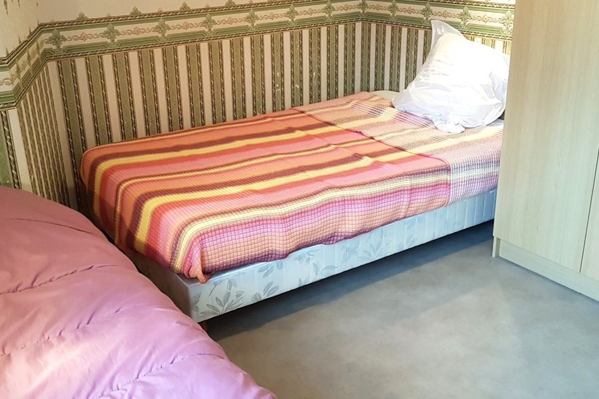 Chambre pour 2 personnes (2 lits simples 90 cm) avec armoire.