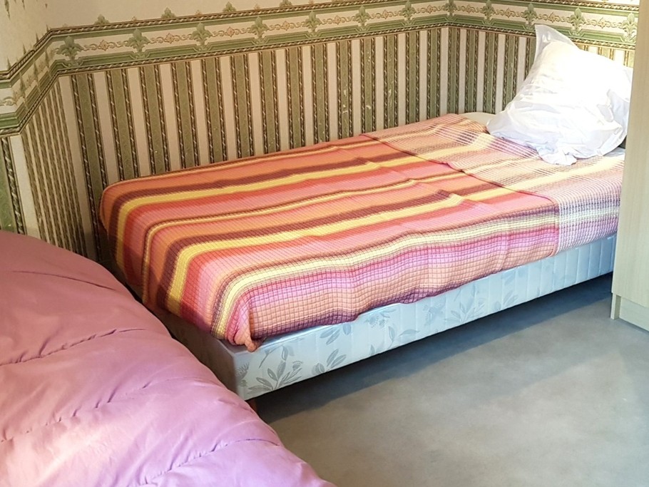 Chambre pour 2 personnes (2 lits simples 90 cm) avec armoire.