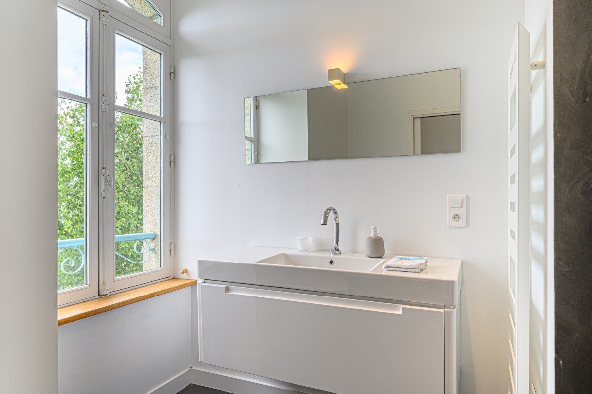 salle d'eau privative et communicante à la chambre