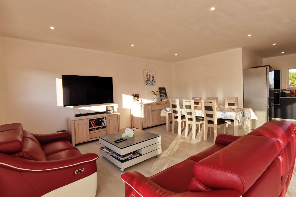 Séjour salon - Maison de plain-pied équipée PMR - Location de vacances - Ploudalmézeau - Maison Roscaroc Aubertin - Réservez sur Roulotte Gites O bien-être massage Spa Porspoder