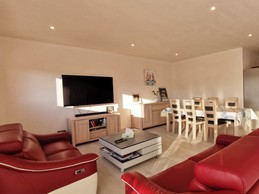 Séjour salon - Maison de plain-pied équipée PMR - Location de vacances - Ploudalmézeau - Maison Roscaroc Aubertin - Réservez sur Roulotte Gites O bien-être massage Spa Porspoder