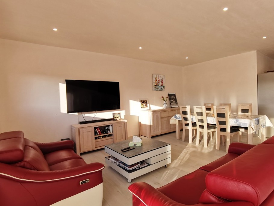 Séjour salon - Maison de plain-pied équipée PMR - Location de vacances - Ploudalmézeau - Maison Roscaroc Aubertin - Réservez sur Roulotte Gites O bien-être massage Spa Porspoder