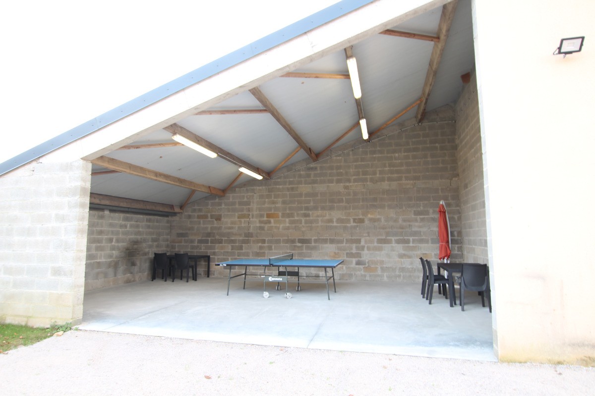 abri pour véhicule, table de ping-pong...