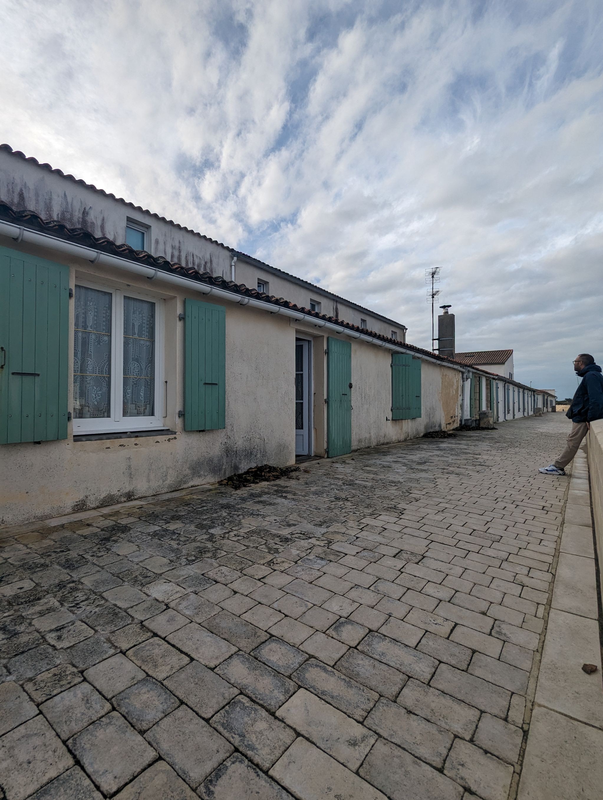 Facades of the 2 furnished apartments along the Ocean, pedestrian promenade leading to the port of La Flotte