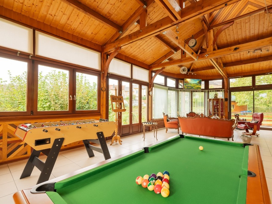 Espace véranda avec billard et baby foot