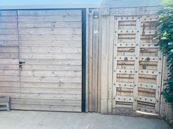accès maison sous vidosurveillance depuis le parking. Un escalier mène à la maison.