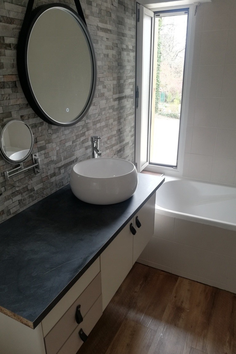 Le Gîte le Roqual salle de bain moderne avec baignoire