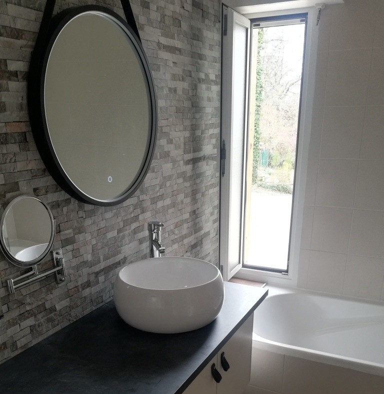 Le Gîte le Roqual salle de bain moderne avec baignoire