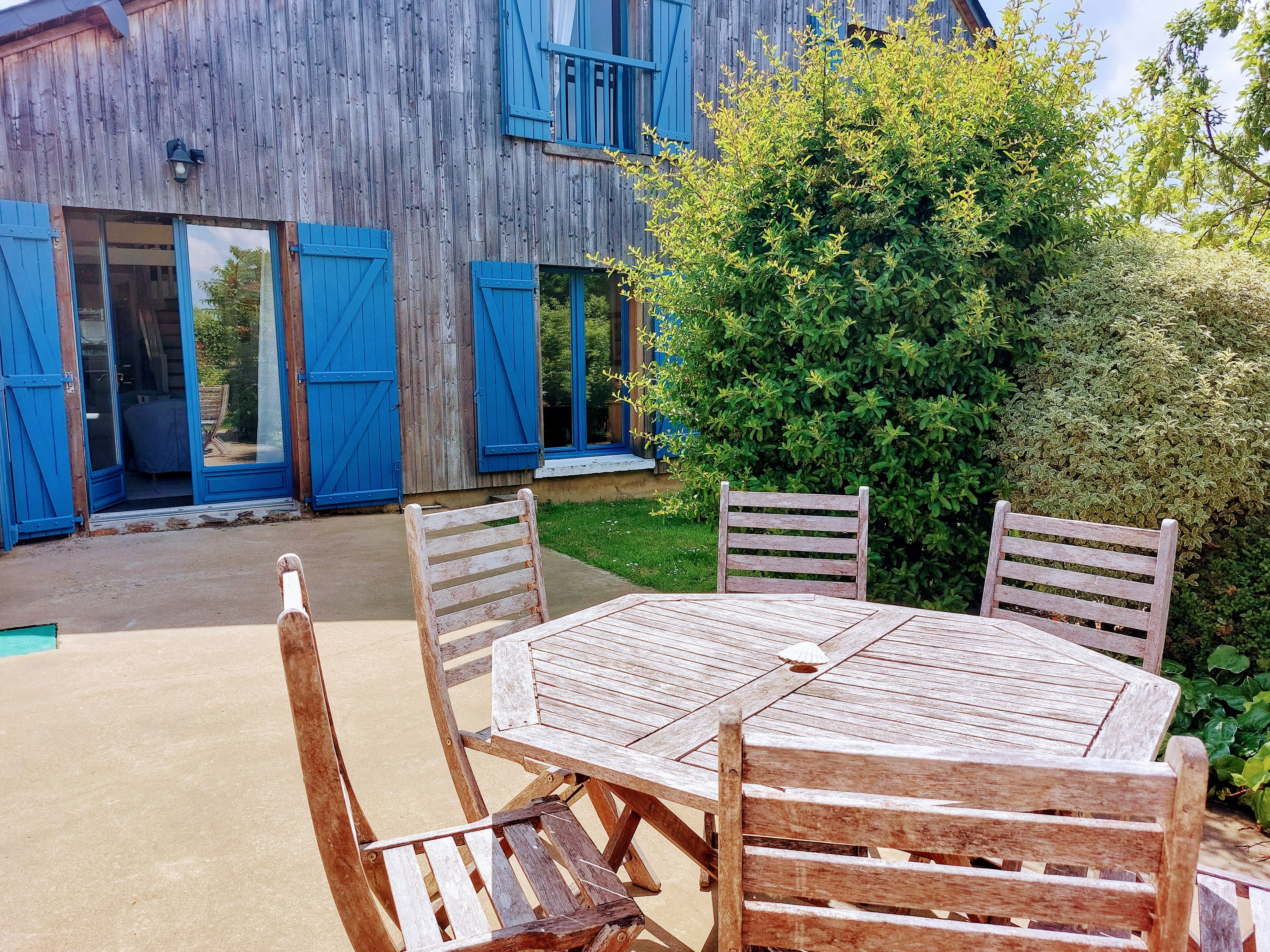 Private terrace with table and chairs, calluna gîte