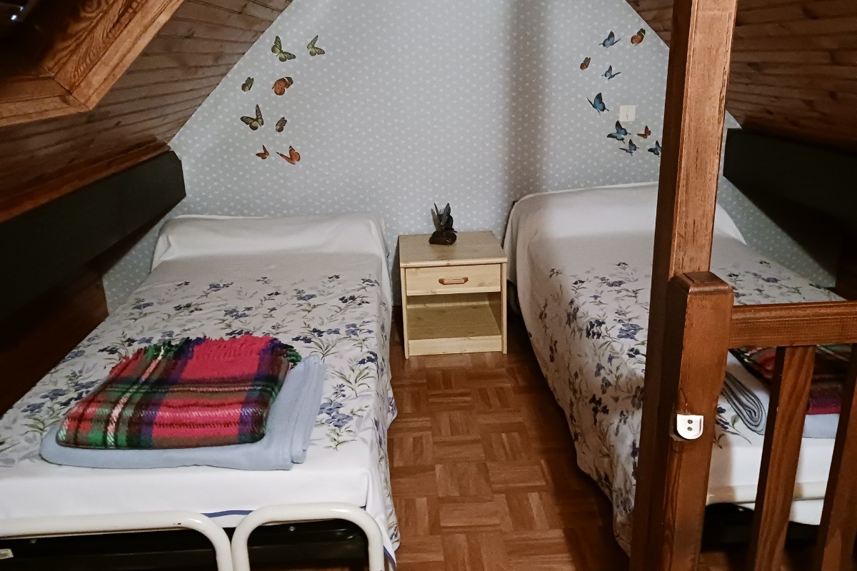 Un coin nuit mansardé avec 2 lits 90 (accès par escalier en colimaçon)