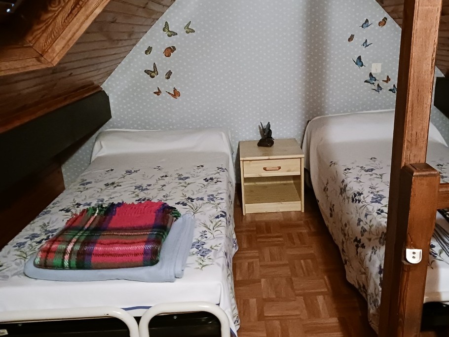 Un coin nuit mansardé avec 2 lits 90 (accès par escalier en colimaçon)