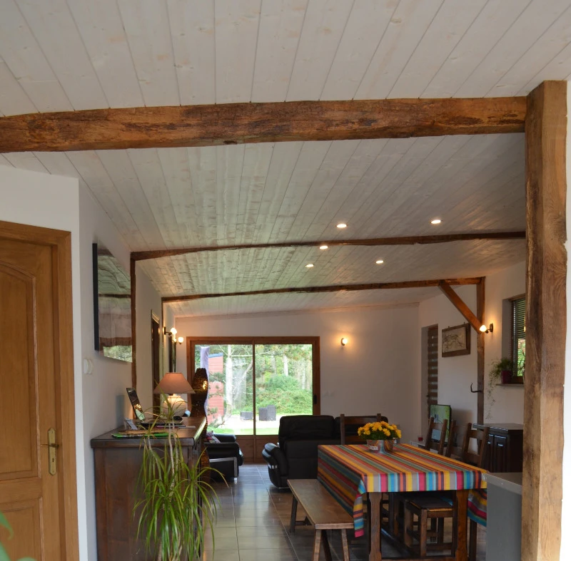 Entrée du gîte. Portes à gauche 1ère chambre. A droite, buanderie, wc.