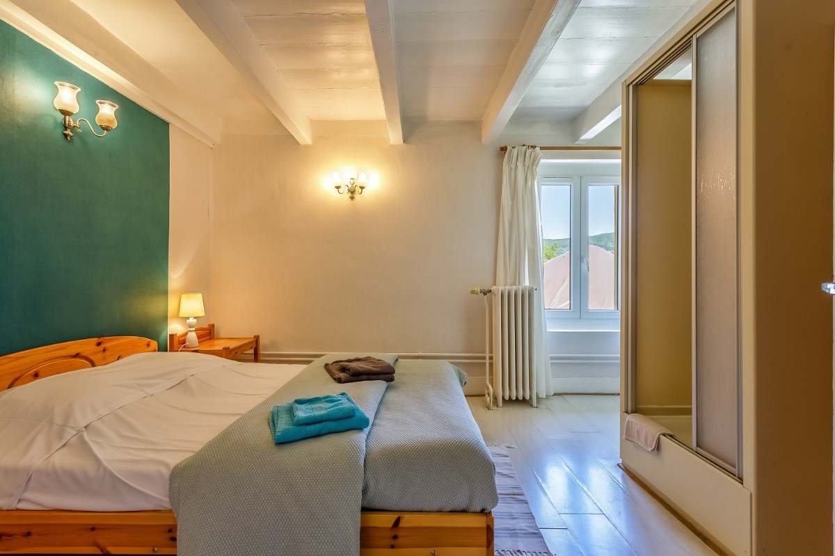 chambre N°9 1 lit double avec douche et lavabo