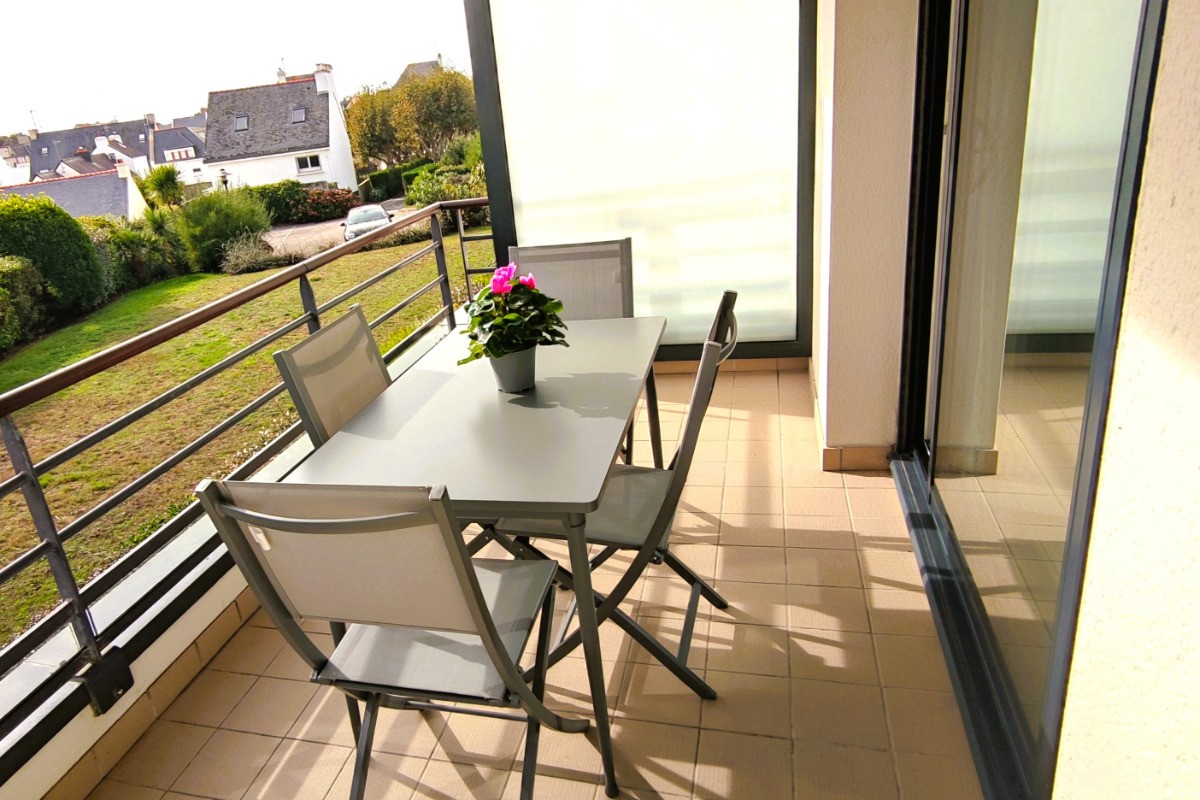 balcon avec table et chaises