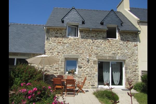 Gîte de Kerguinou, St-Pabu, Terre & Mer, -Façade sud avec terrasse,salon de jardin et parasol