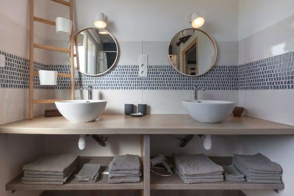salle d'eau au RDC avec double vasque