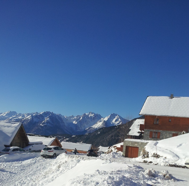 devant la résidence