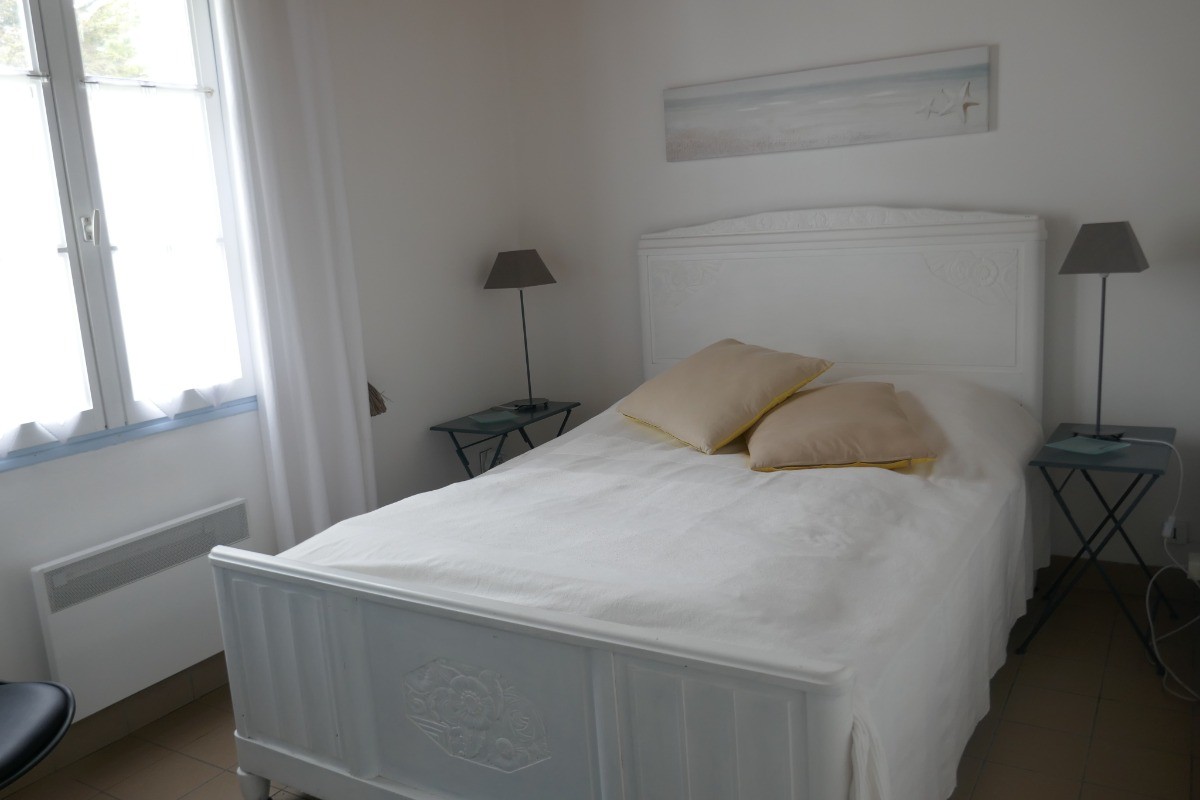 La chambre avec un lit en 140