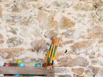 Ancien préau et ses jeux pour enfants